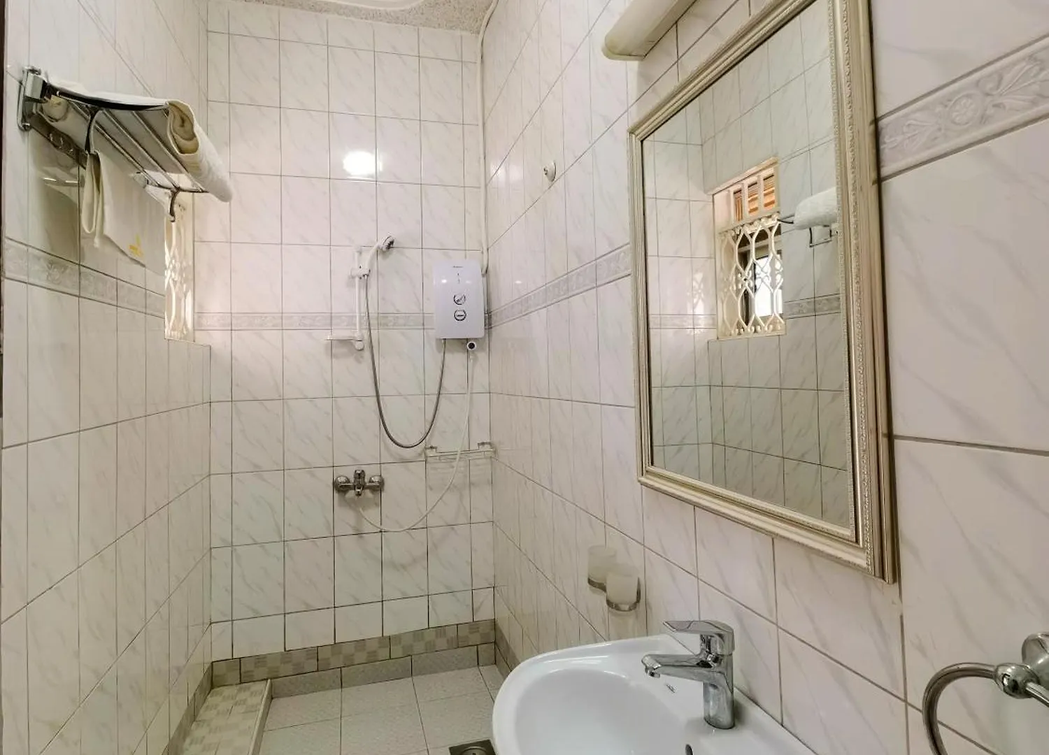 ****  Fancy Hotel Munyonyo Kampala Uganda